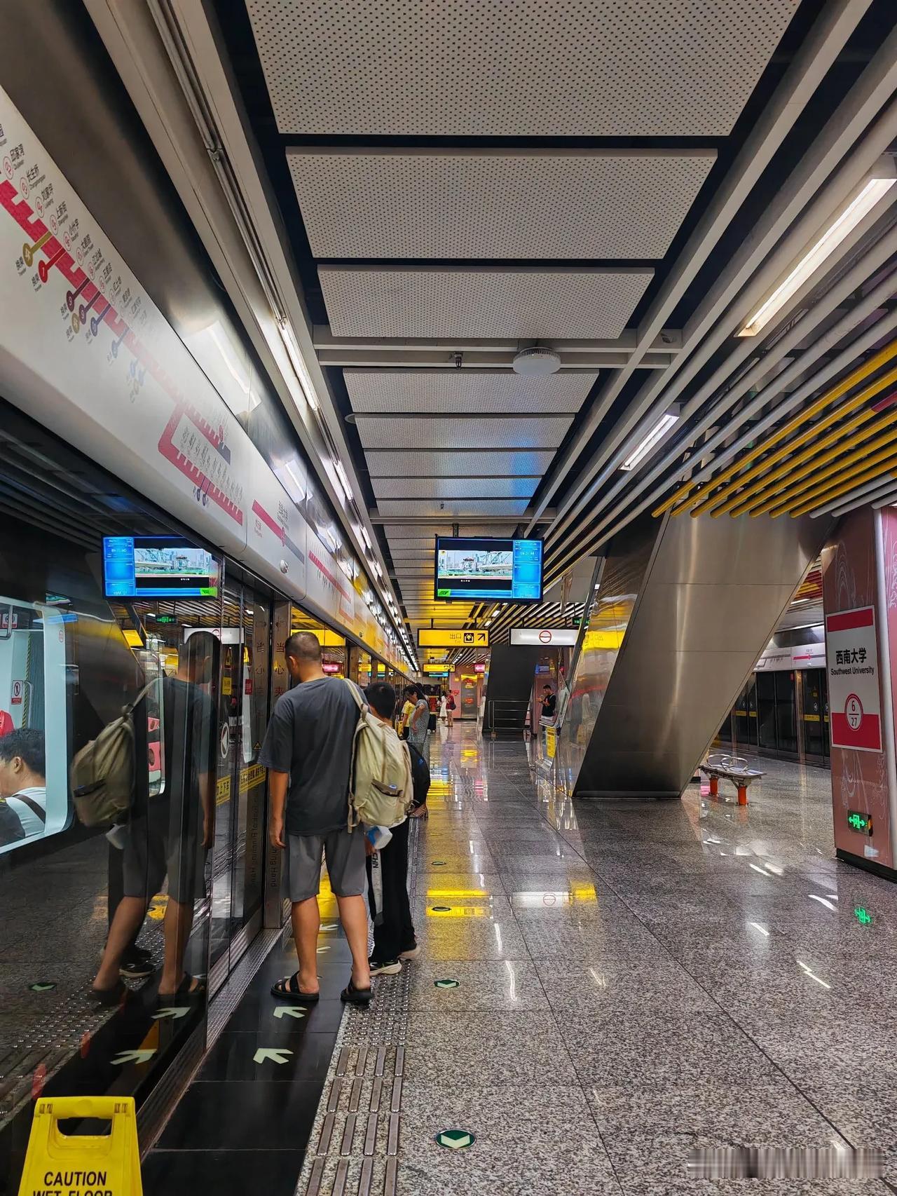 重庆地铁6号线，现在客流量是真的高，在西南大学站坐第一趟，结果上车就有很多人，座