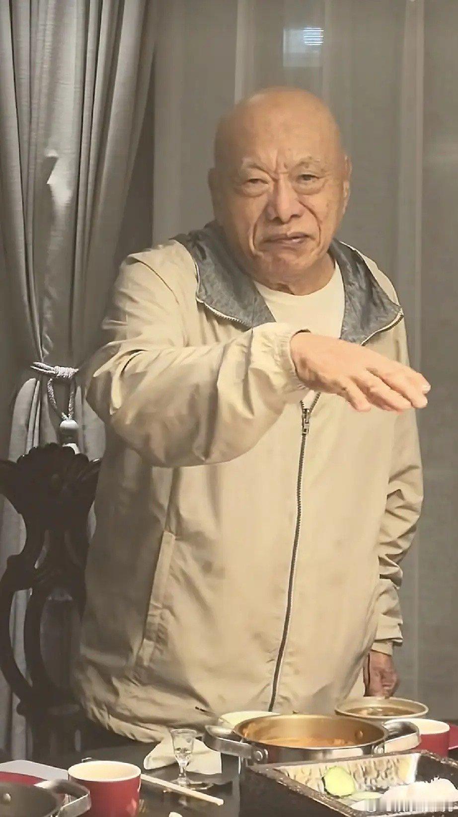 中国台湾老艺人凌峰近照曝光，80岁的他越发苍老了，眉毛也变白了，让人心疼。 ​​