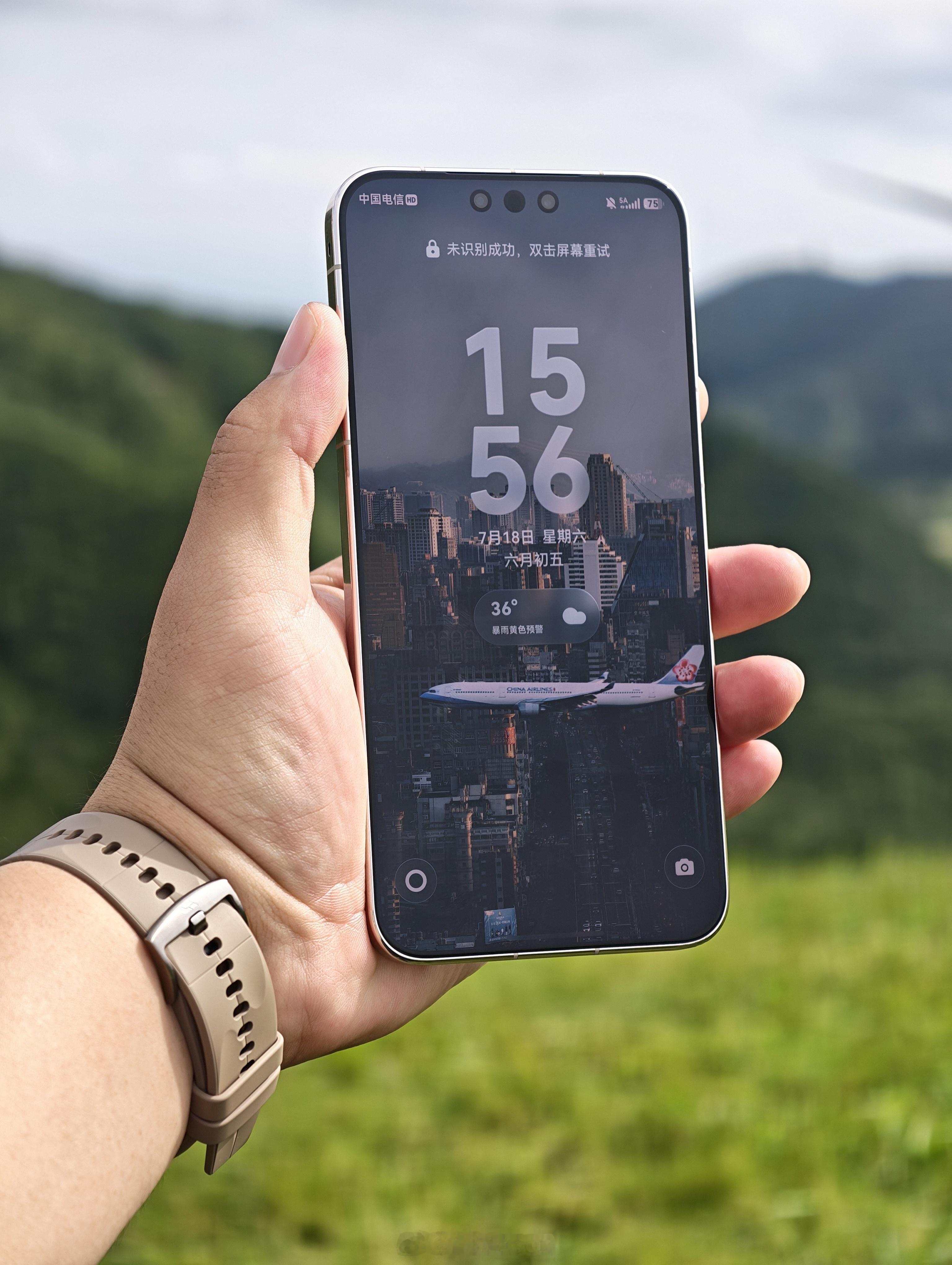 华为 Mate80 Pro Max 的屏幕在户外还是太权威了。在仰天湖山顶巨晒的