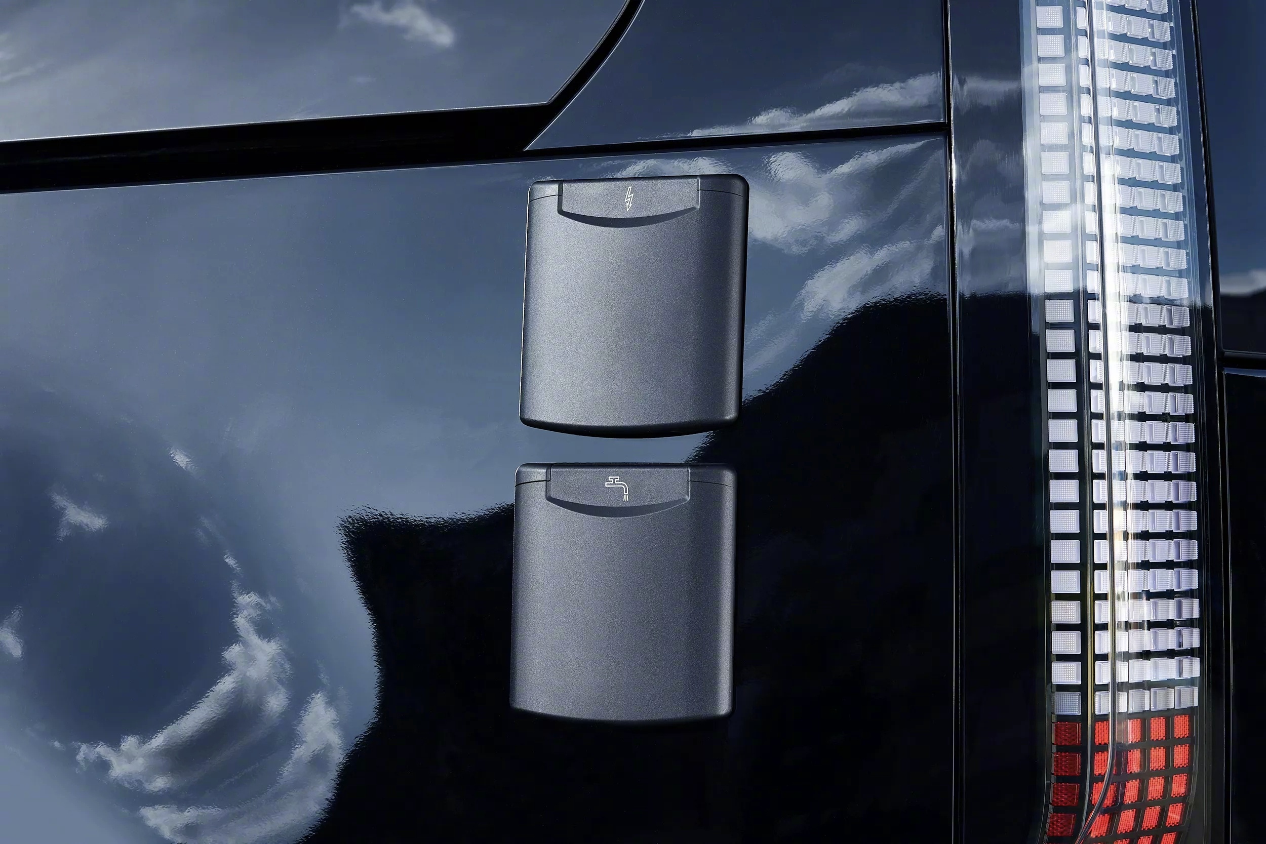 现代Staria MPV房车。有升顶、有床、洗脸盆、小冰箱、小桌板，甚至能淋浴。