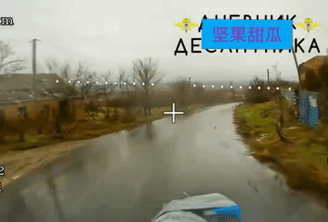 反击不成就被摧毁。扎波罗热滨海村庄，一名乌军便装逃离，看到俄军无人机来了就跑到树