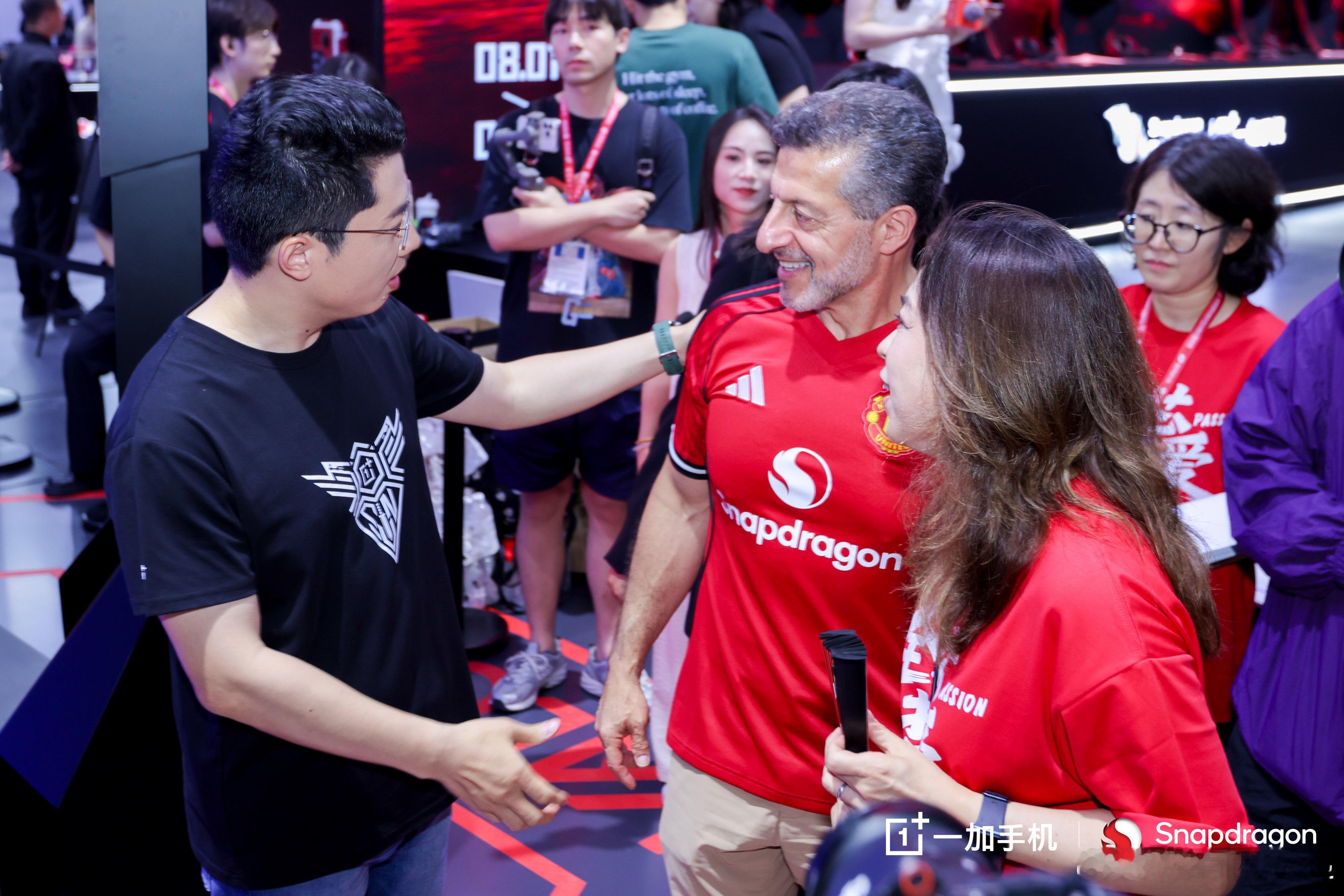 ChinaJoy 开馆首日，高通总经理 Alex 独家到访一加展台，并为现场«无