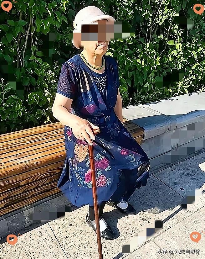 我们社区一个74岁的独居老太太，前几天挨家挨户敲门，问有没有人愿意每天给她送三顿