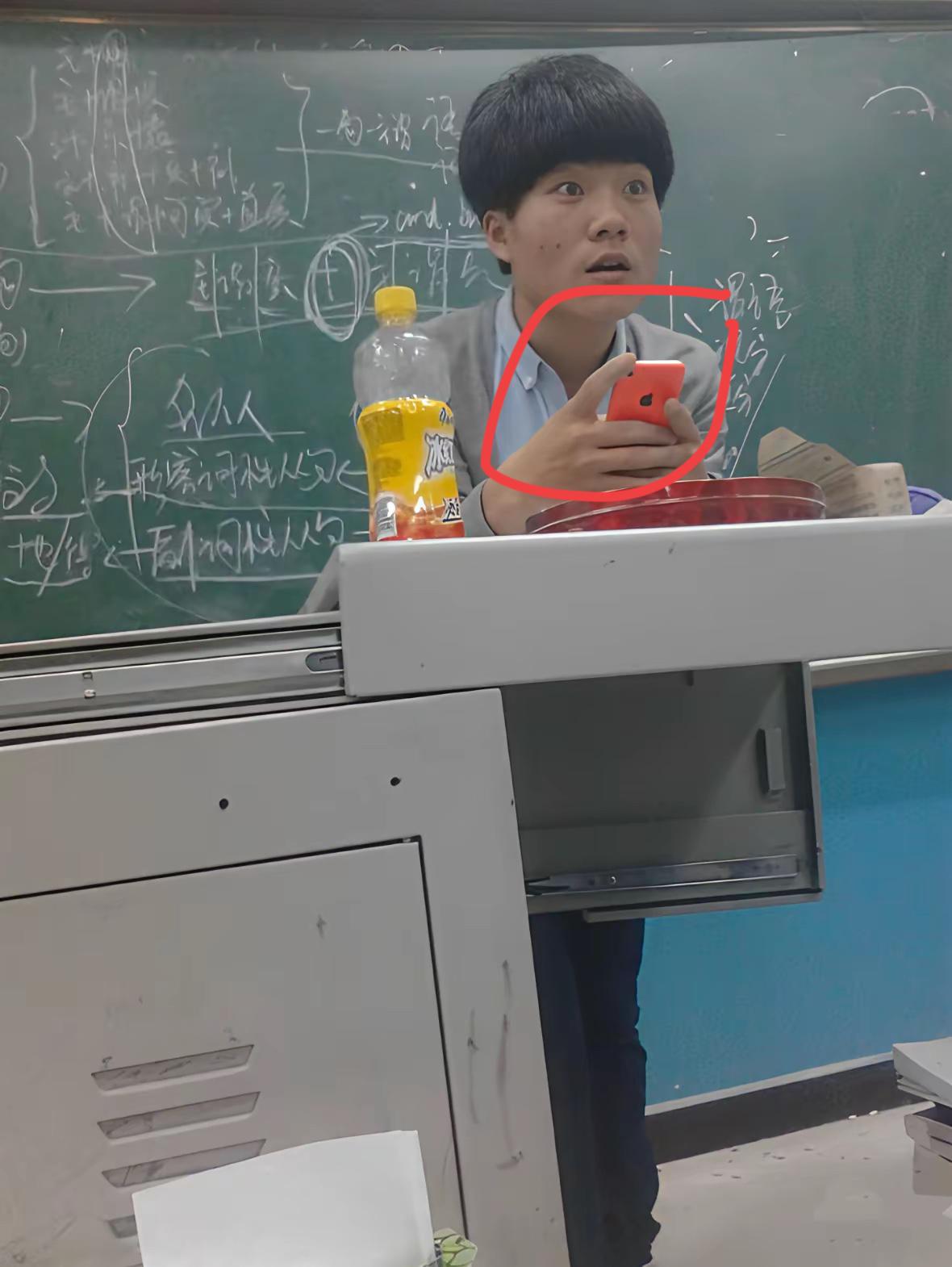 年轻时候的董宇辉比较青涩，请问一下他用的手机是什么牌子