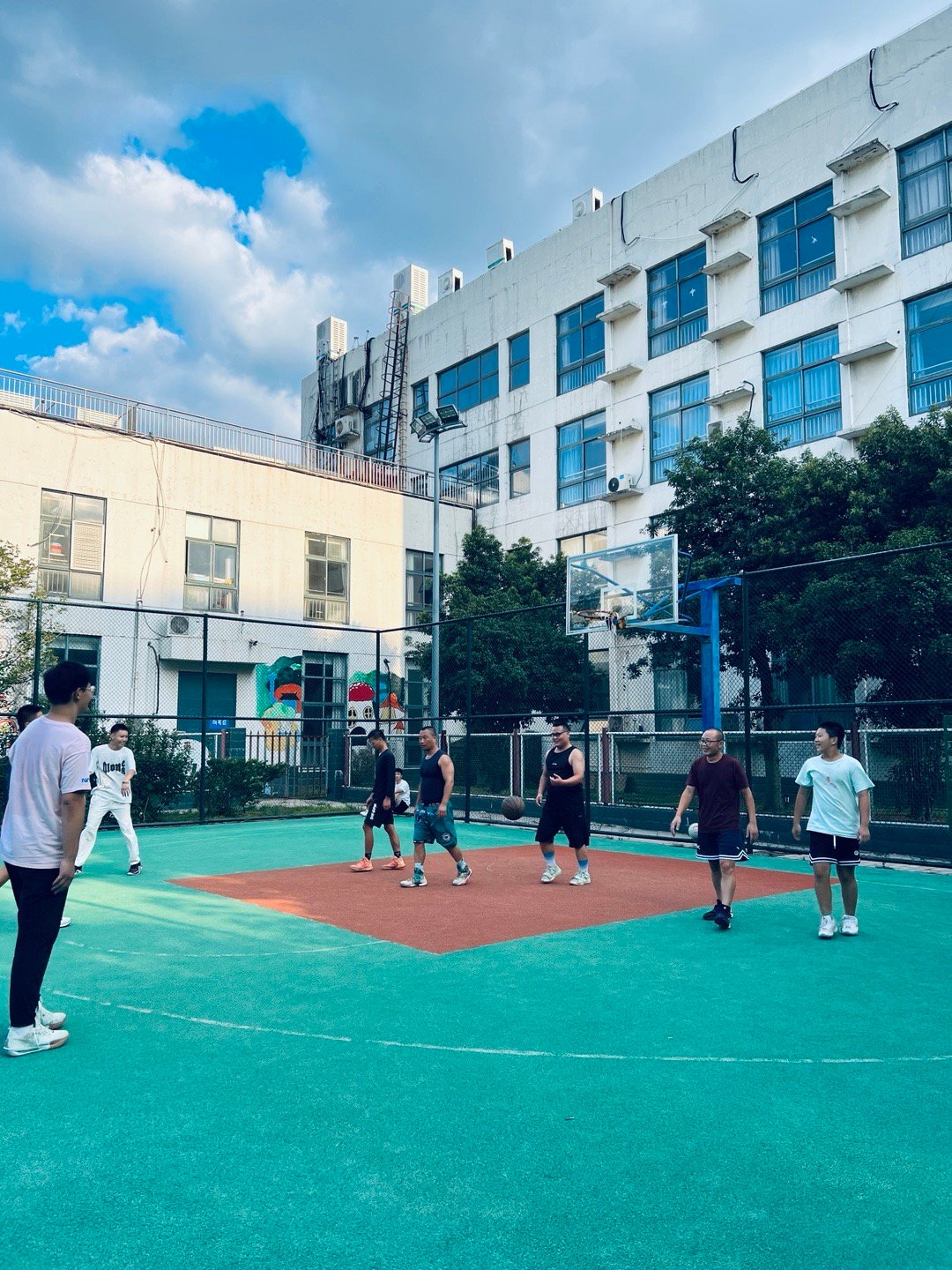 打会儿老年养生球，一会儿高铁去上海。 ​​​