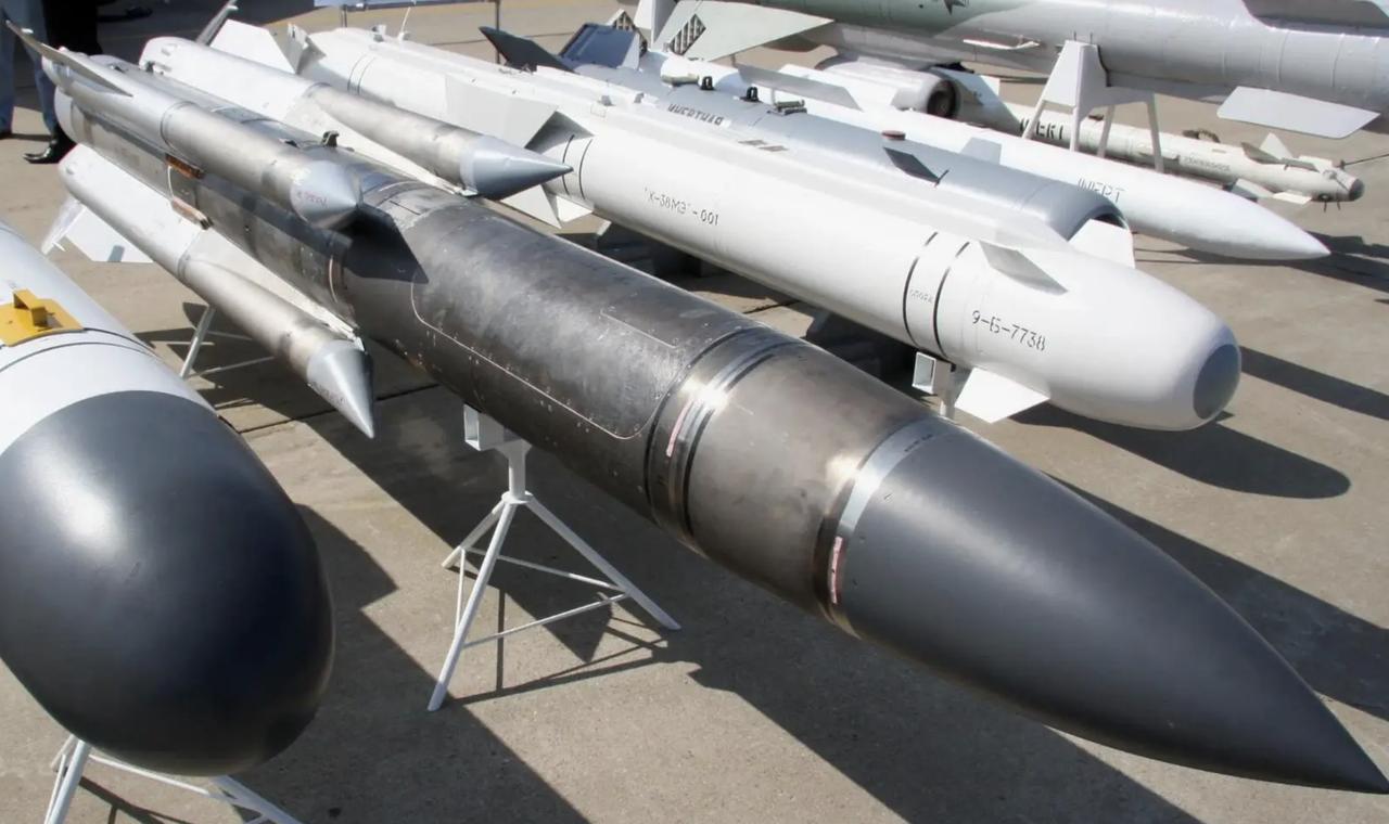 美国又当“运输大队长”了。

刚看到的消息，伊朗那边在霍尔木兹甘省打扫战场，居然