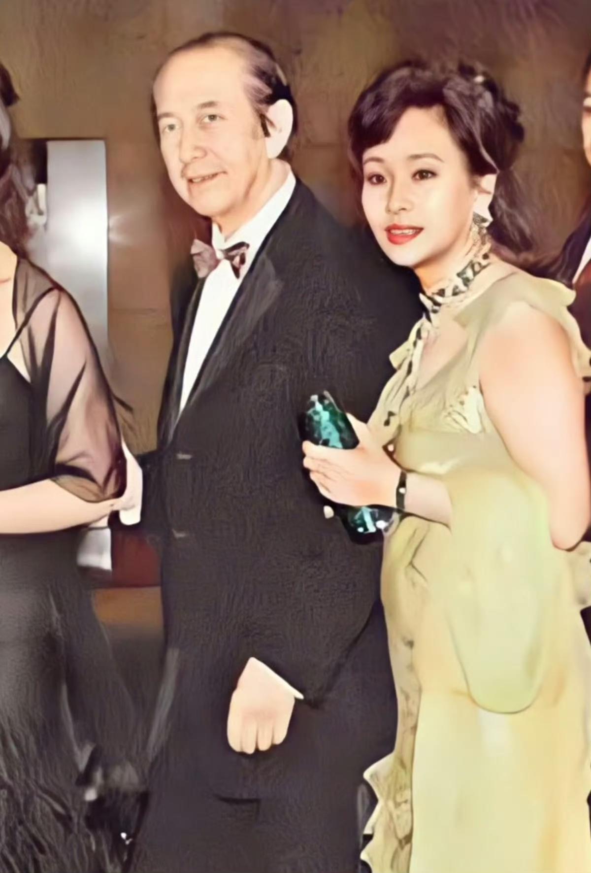 何超莲的妈妈三太陈婉珍年轻的时候真的好看，身材也高挑。难怪她生的两个女儿那么漂亮
