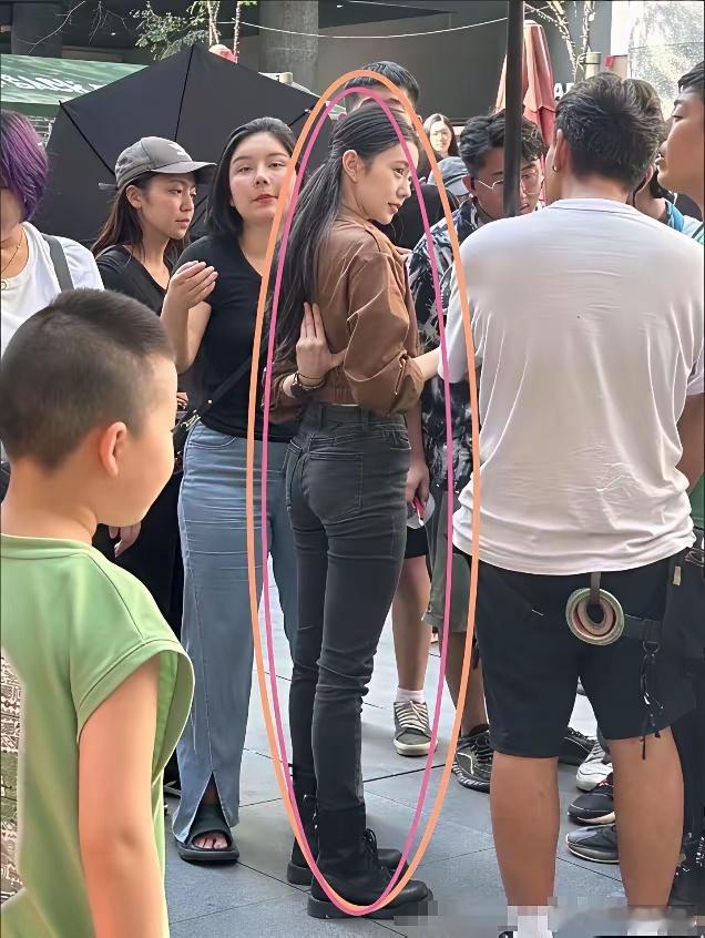 终于明白，​张艺谋为何如此看好她。​刘浩存连路人视角下都这么迷人？​她的身材比例