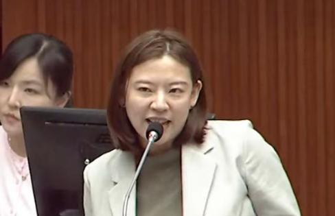 台北市议会今天进行总质询又吵起来了！民进党议员何孟桦关心推动无烟城市推动预算，明