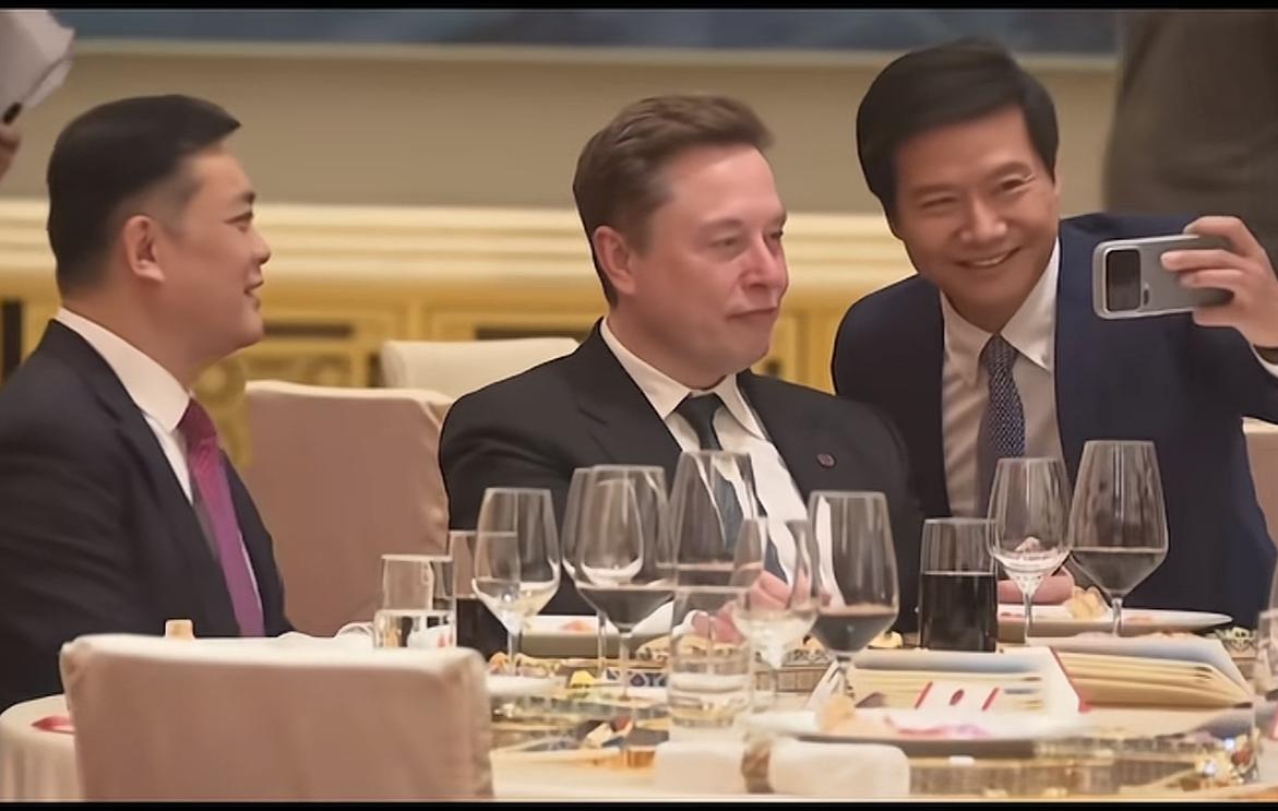 请问一下雷总和马斯克合影，用的是什么牌子手机拍照