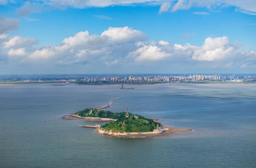 没有想到2025年，江苏连云港港爆发了！一年完成货物吞吐量3.67亿吨，集装箱吞