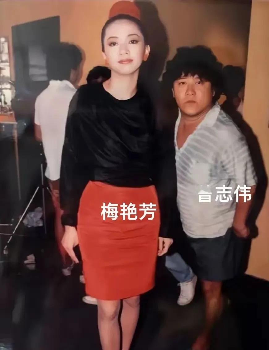 曾志伟有点实力啊，穿成这样都能跟梅艳芳站在一起。破旧的衬衫和大裤衩子，不到一米六