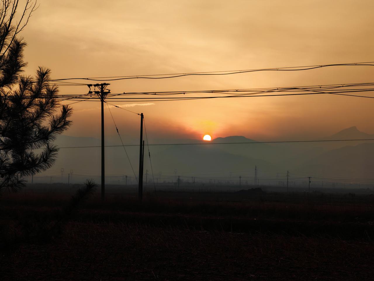 又是加班的一天，终于赶在日出前到了目的地。