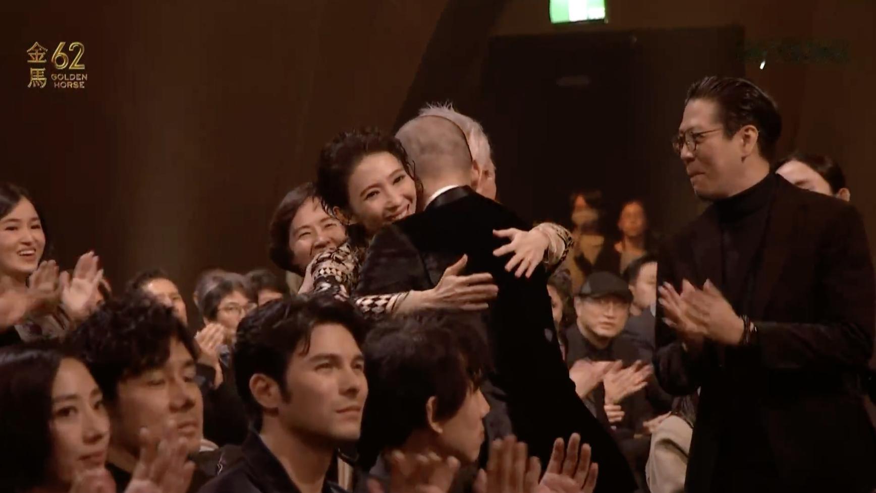 《布秧》获得金🐎奖“最佳原创电影歌曲”，张吉安对不在场的冰冰说，这首歌是为你写