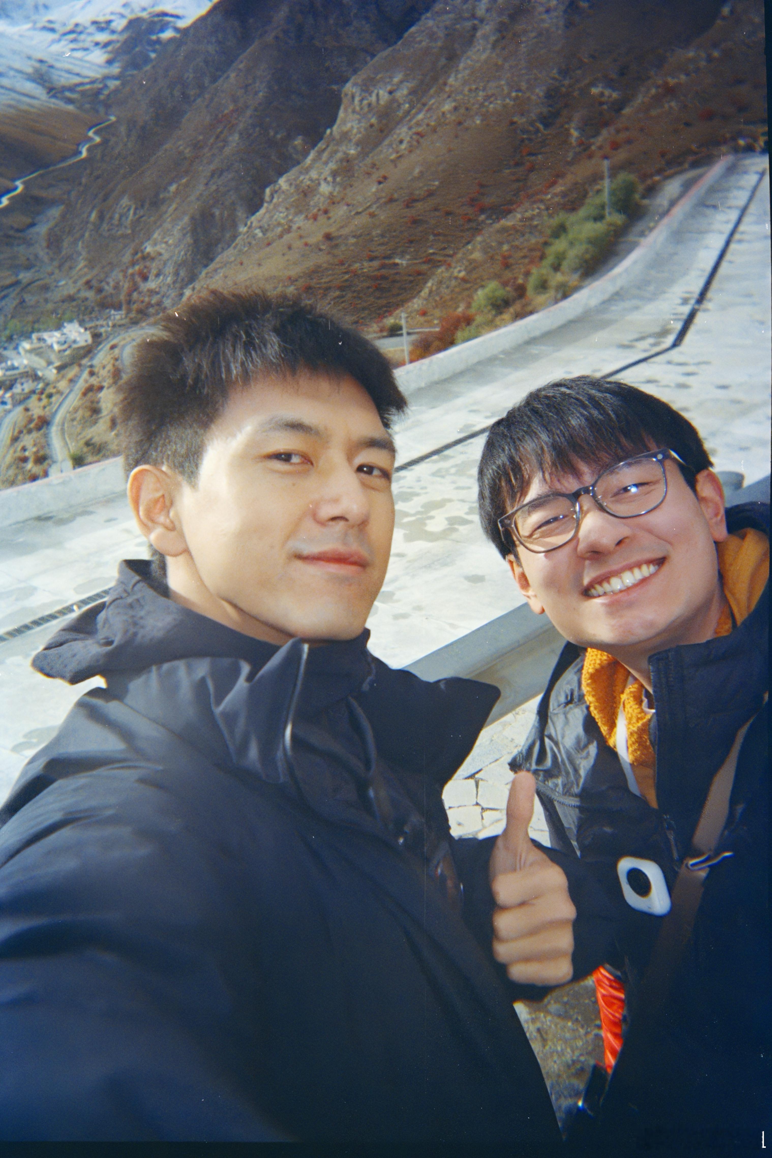 李现和Links的西藏徒步胶片照🈶 绿青蛙和奶黄包的库拉岗日珍贵回忆李现西藏徒