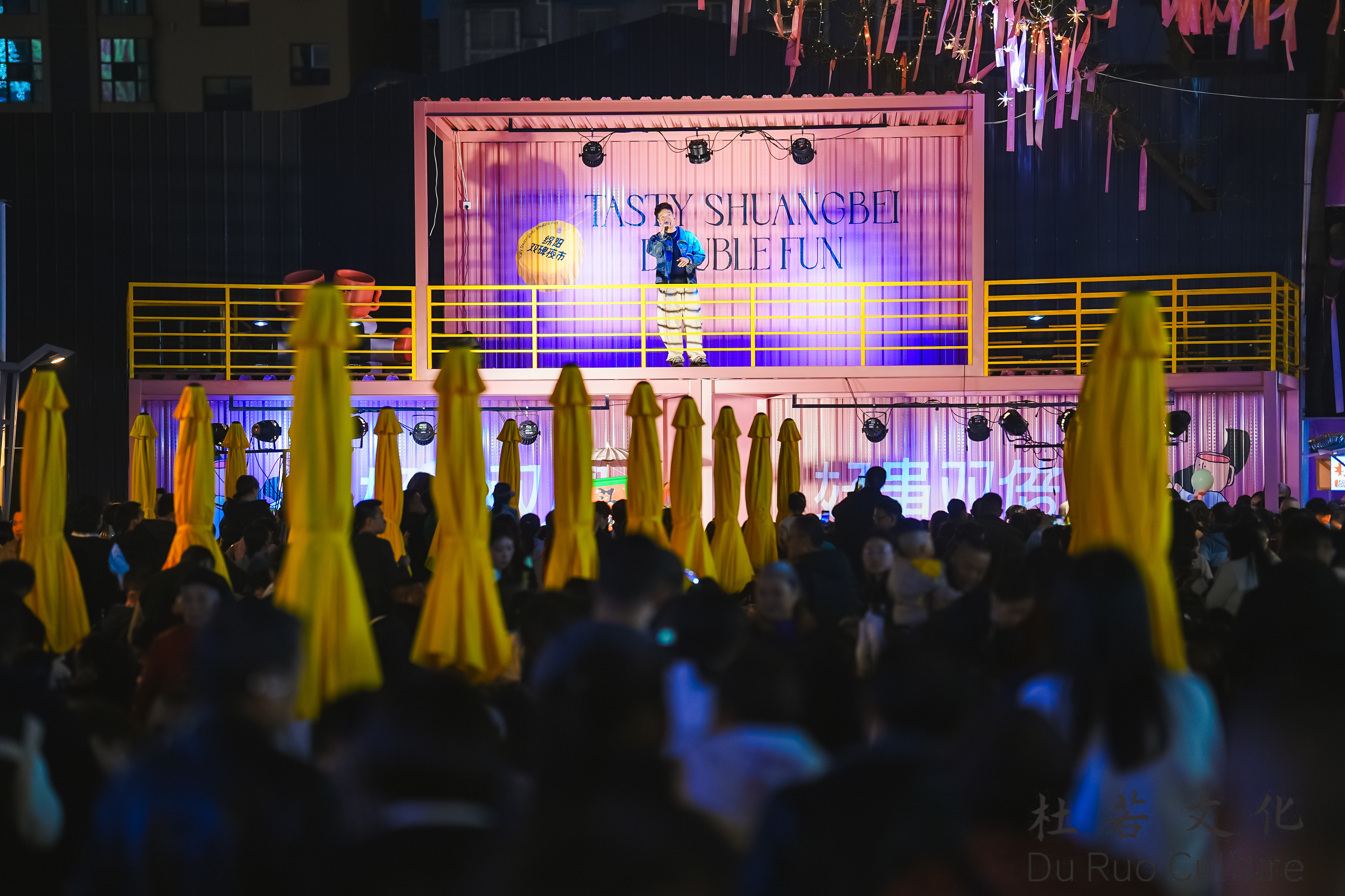 8小时外的绵阳夜晚的绵阳，答案在双碑夜市：一街三巷亮灯开逛，动线更顺、摊位更整齐