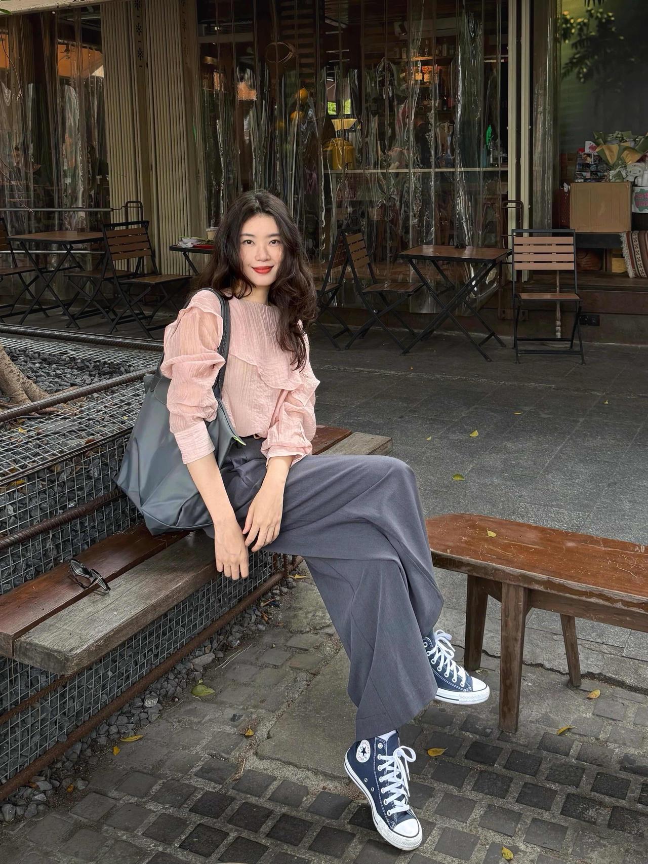 灰色配粉色比你想象中更好看！
柔雾粉荷叶边衬衫自带温柔氛围感，层叠设计巧妙遮肉显