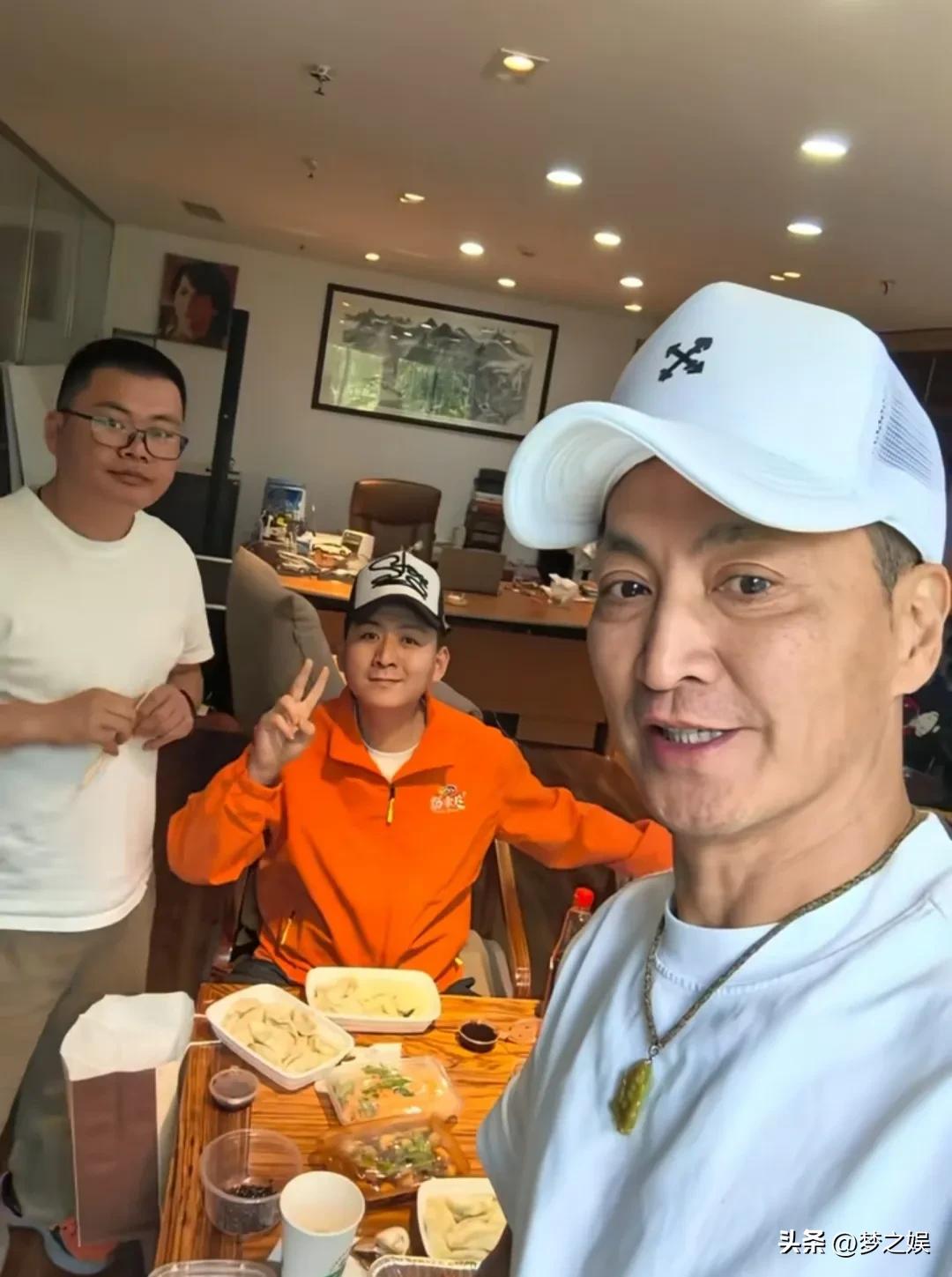 何家劲，还会这手艺，厉害了何大哥，还会蒸包子，哈哈，看来在家里也是一位大厨级别的