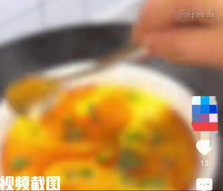 上海有女子点外卖。

只当女子收到自己所订外卖时，女子也是迫不及待的打开包装，当
