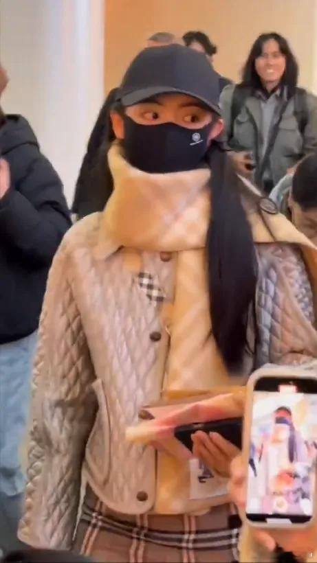 陈丽君抵达北京，口罩也遮不住她的高颜值，笑起来眼睛弯成月牙，模样实在太可爱啦，瞬