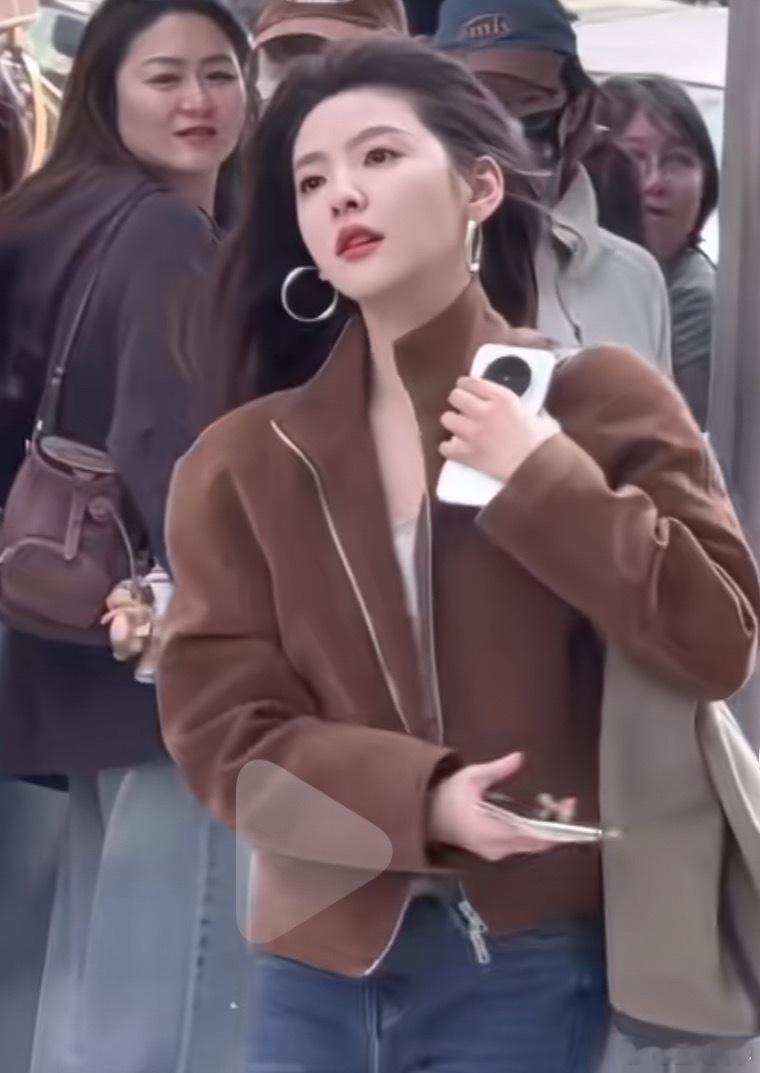 章若楠用上vivo X300和vivo XFold5了看来真我那波是短代言