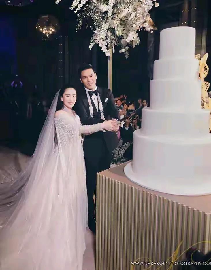 佩通坦身披洁白婚纱嫁给丈夫，两人甜蜜恩爱地过着日子，那时身为总理的她细心体贴地为