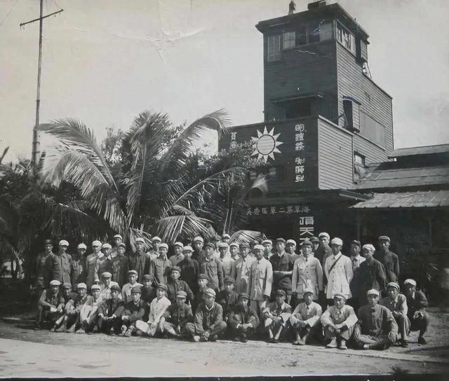 1950年4月，刺槐丛里一声枪响，走过万里长征的参谋长坐在地上，脚上冒着血，沙滩