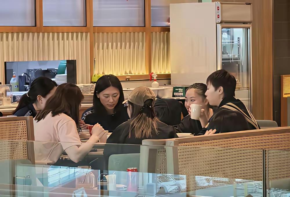 大家想多啦！图片不是你想的那样
因为爱着她们，怕她们受伤害 ，
所以看见这个图片