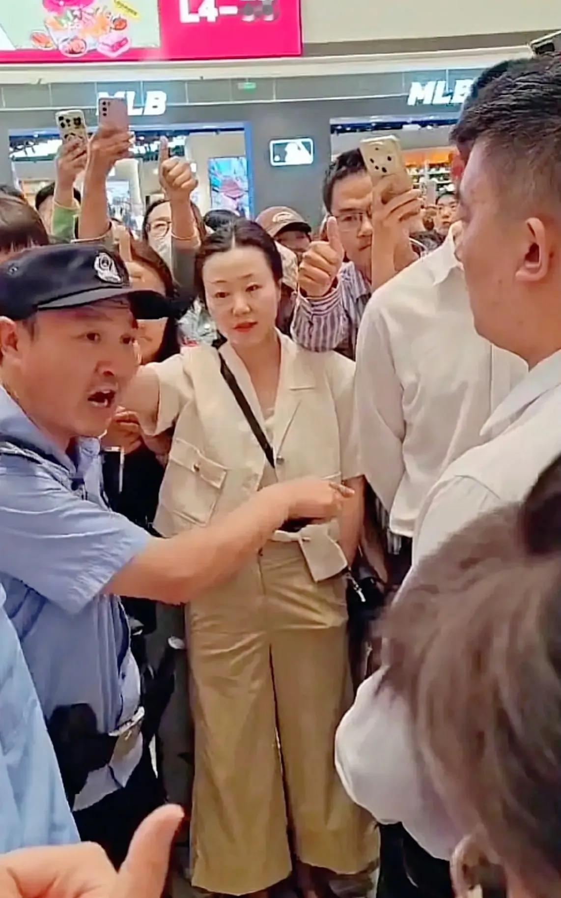 为这样替老百姓仗义执言
的好警官点赞

事发青岛金茂览秀城
商场一游乐园收款后跑