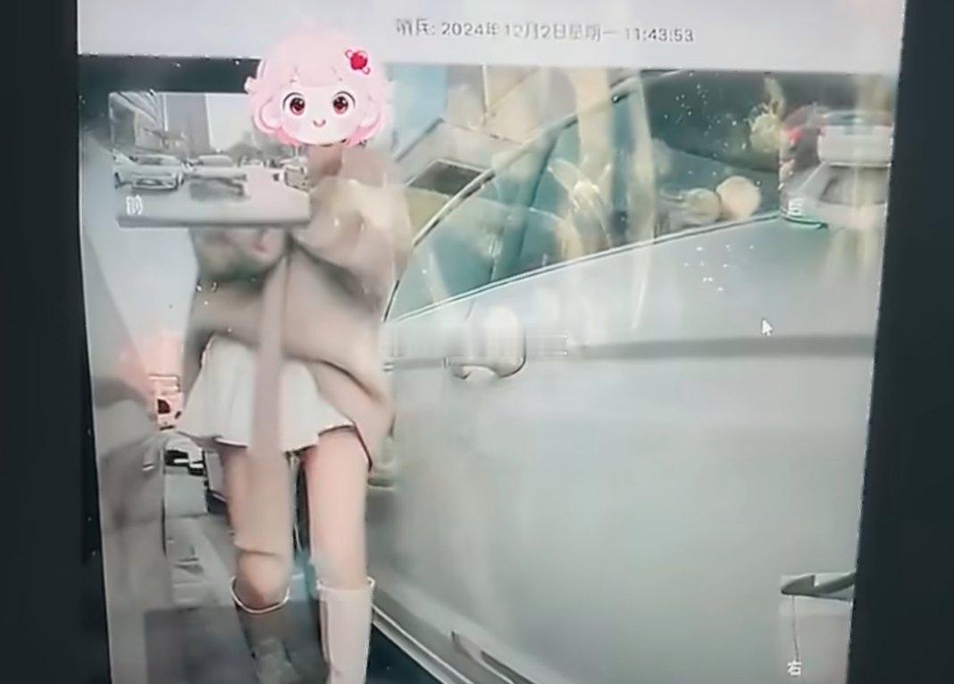 爱穿短裙的女生天塌了哪有那么多变态天天去盯着人家女孩的裙底去看本身就拍不到什么，