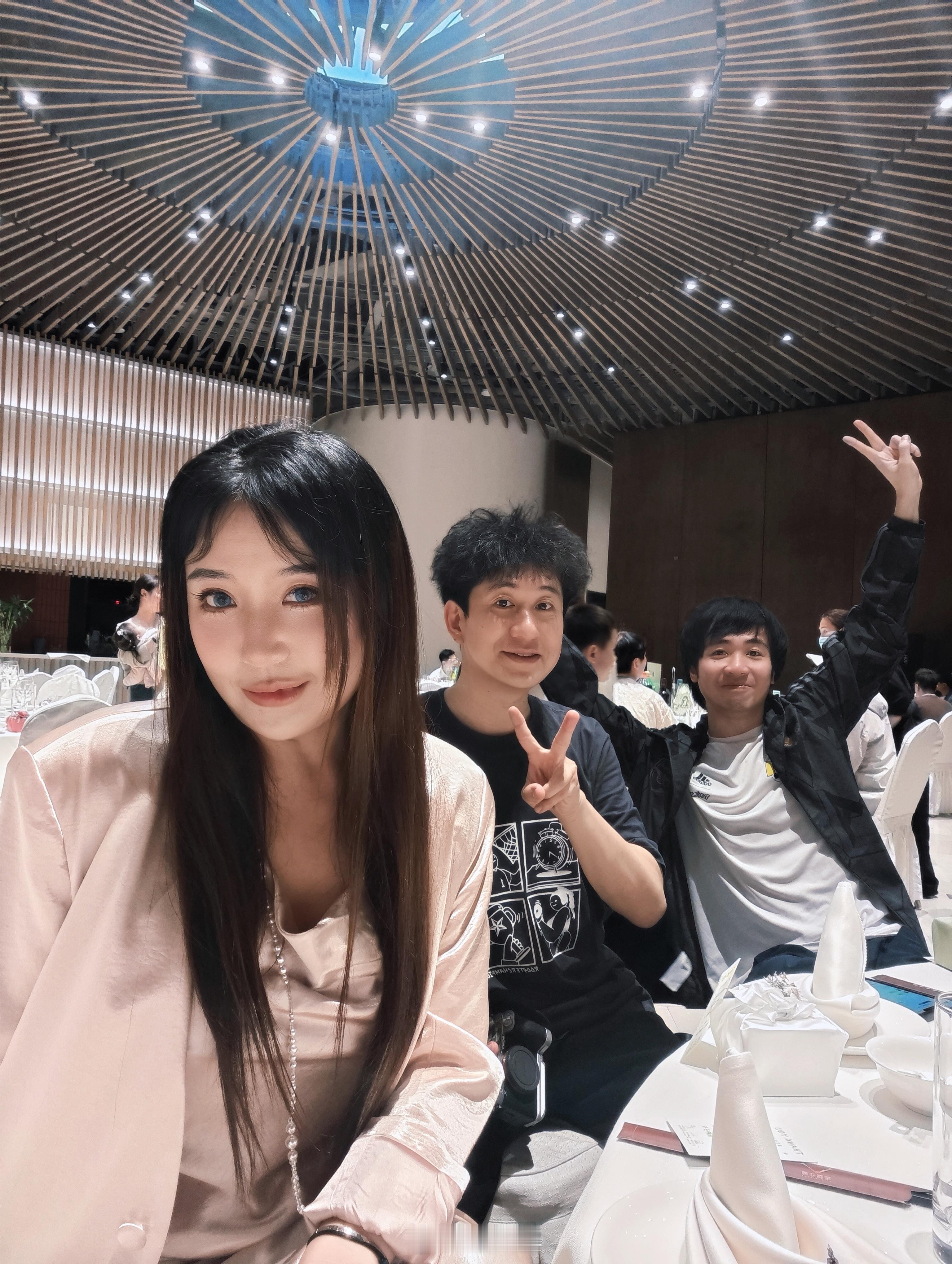 结婚也不忘带尤文队旗上场，真是服了今天和AC米兰、阿森纳一起被迫喊了几遍尤文是冠