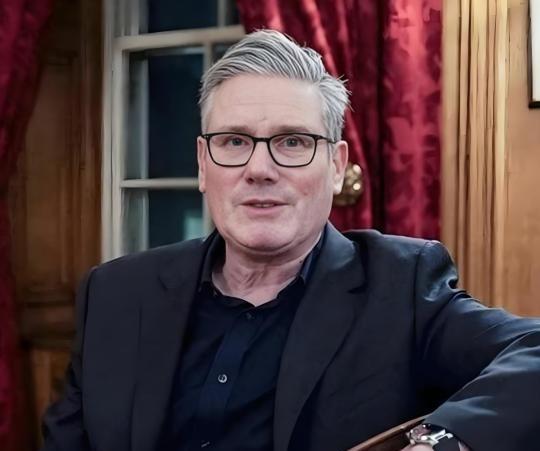 英国首相斯塔默曾 “投喂” 给了世界三句话！第一句：中国不是 “正在崛起”，是 