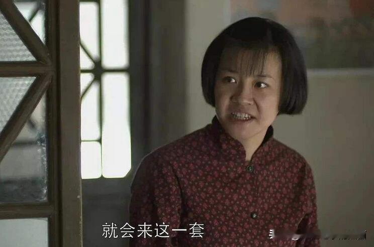 她是一位颜值和演技都被低估的女演员，戏里扮演的都是比较土，看起来相貌难看的农村妇