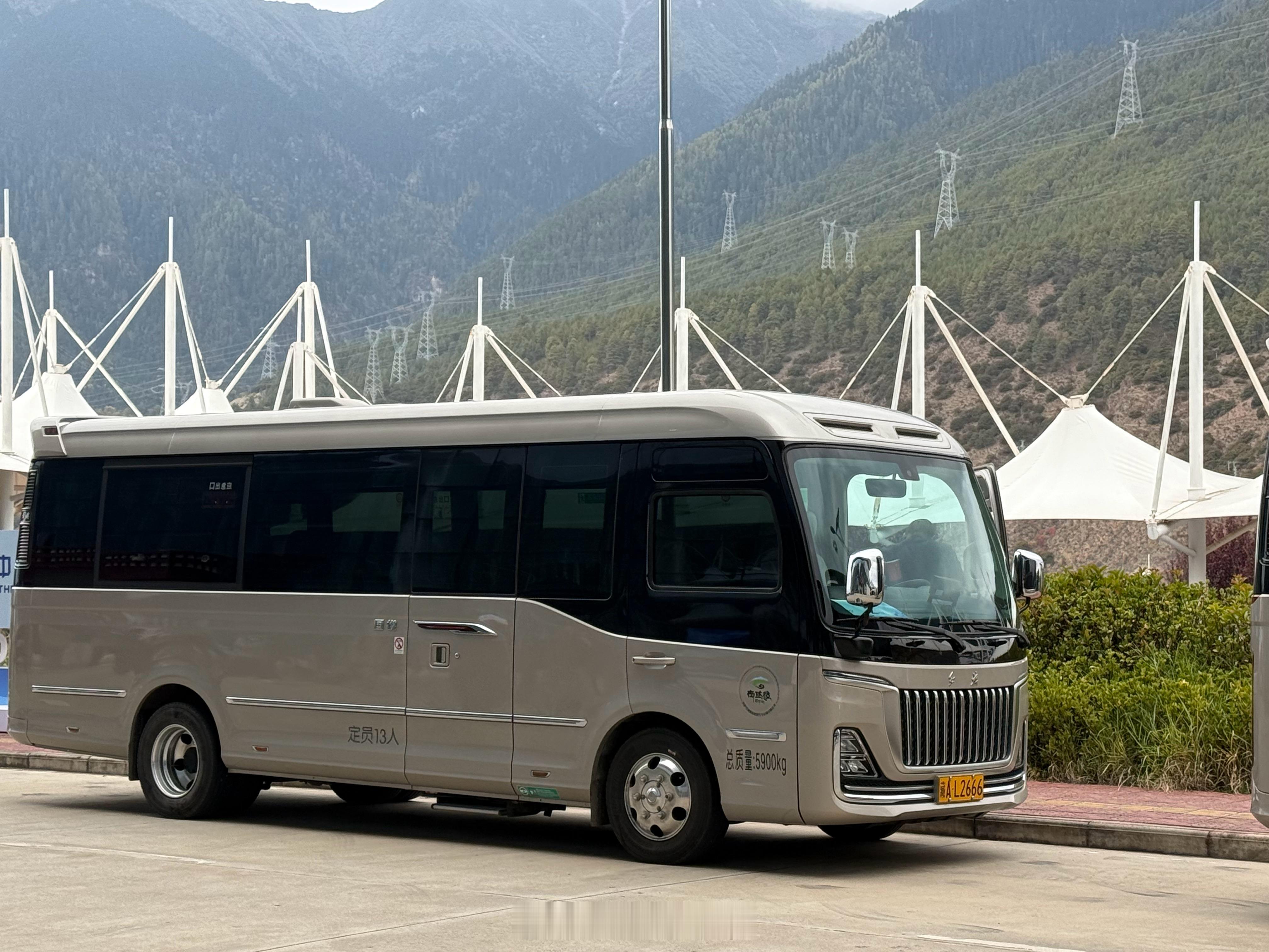 林芝机场看到的接机大巴，红旗国悦这前后轮毂有点帅啊 ​​​