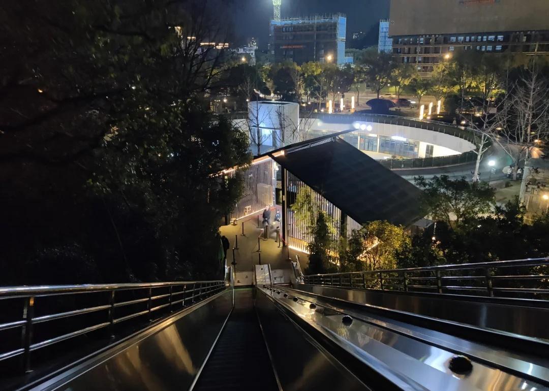 台州云西公园的上山电梯（免费）
就像是商场里面一层层坐上去的带扶手电梯，只是非常