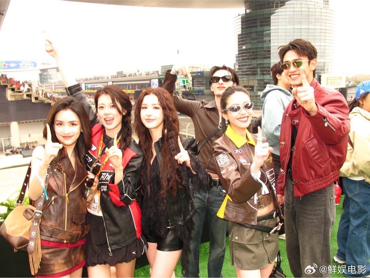 向涵之赵昭仪哈尼克孜王天辰合照向涵之晒与赵昭仪哈尼克孜王天辰李大奔合照向涵之晒f