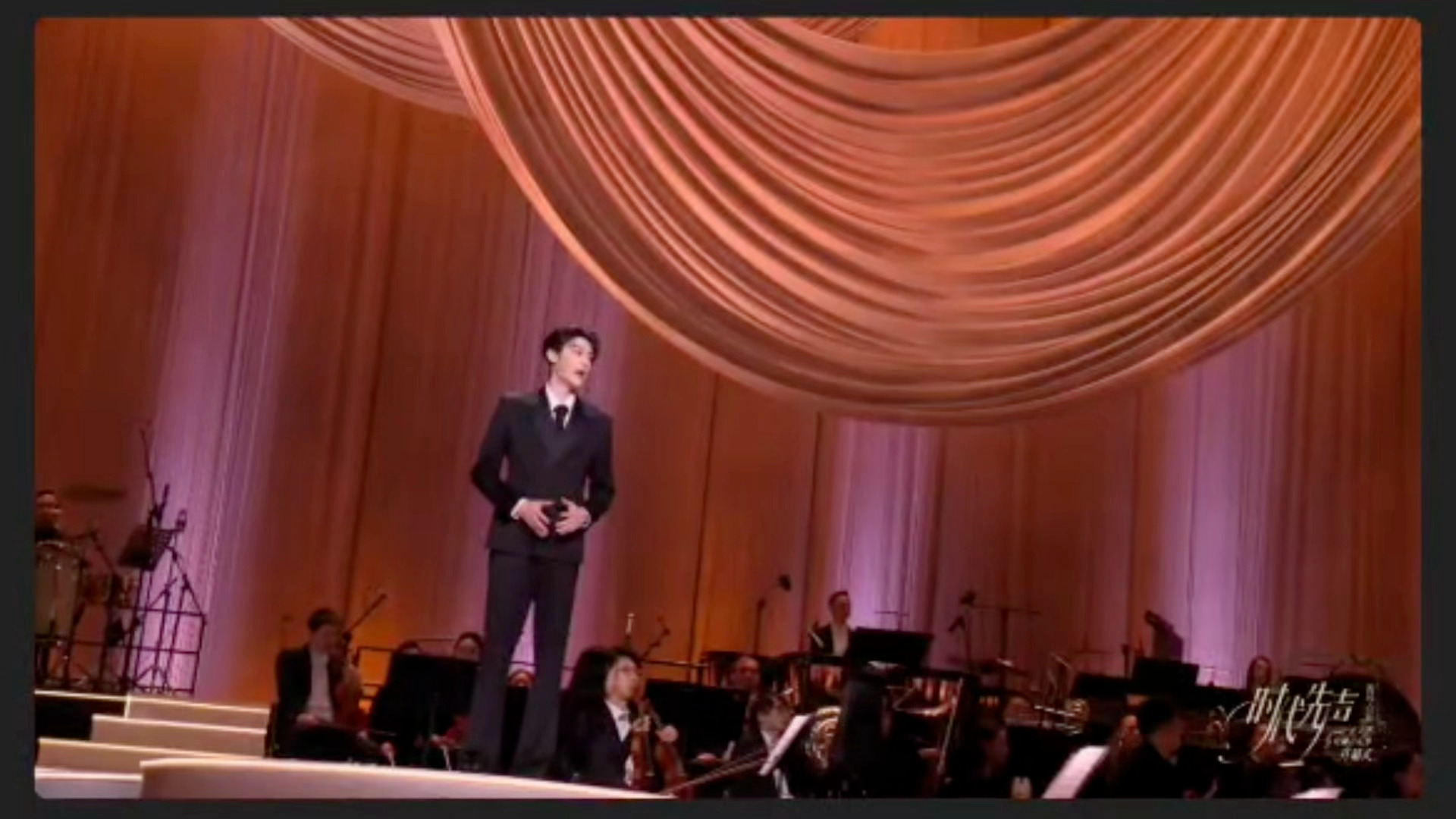 为日后绽放国际舞台（突然停顿）奠（停顿）定了基础。 