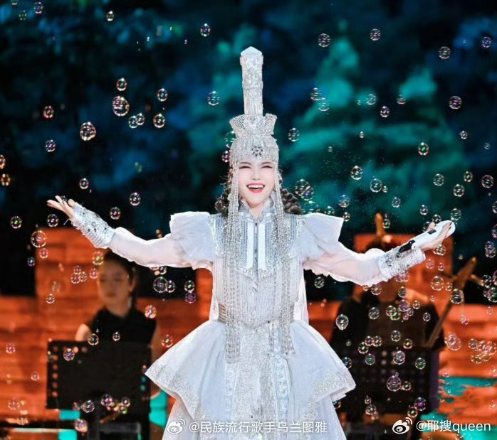 乌兰图雅站在草原望北京熟悉的旋律一响，瞬间被拉进宽广的草原风光里。乌兰图雅嗓音清