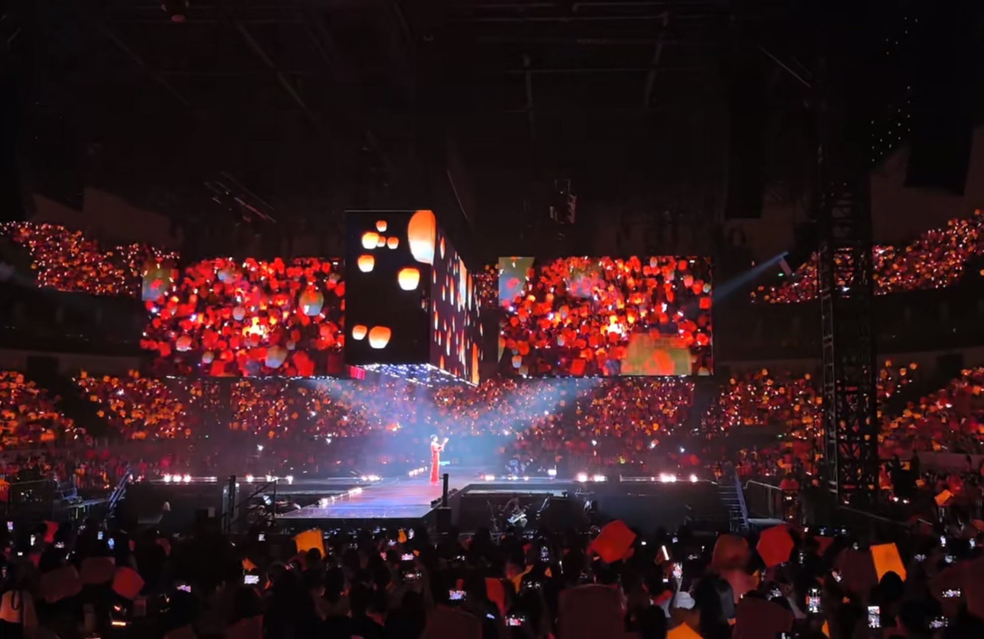 西安场的浪漫名场面！万盏孔明灯同步点亮，暖黄光芒铺满场馆，《大梦归离》的动人旋律