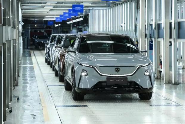 长安马自达EZ-60下线！截止8月4日，EZ-60小订订单已突破38,000个。