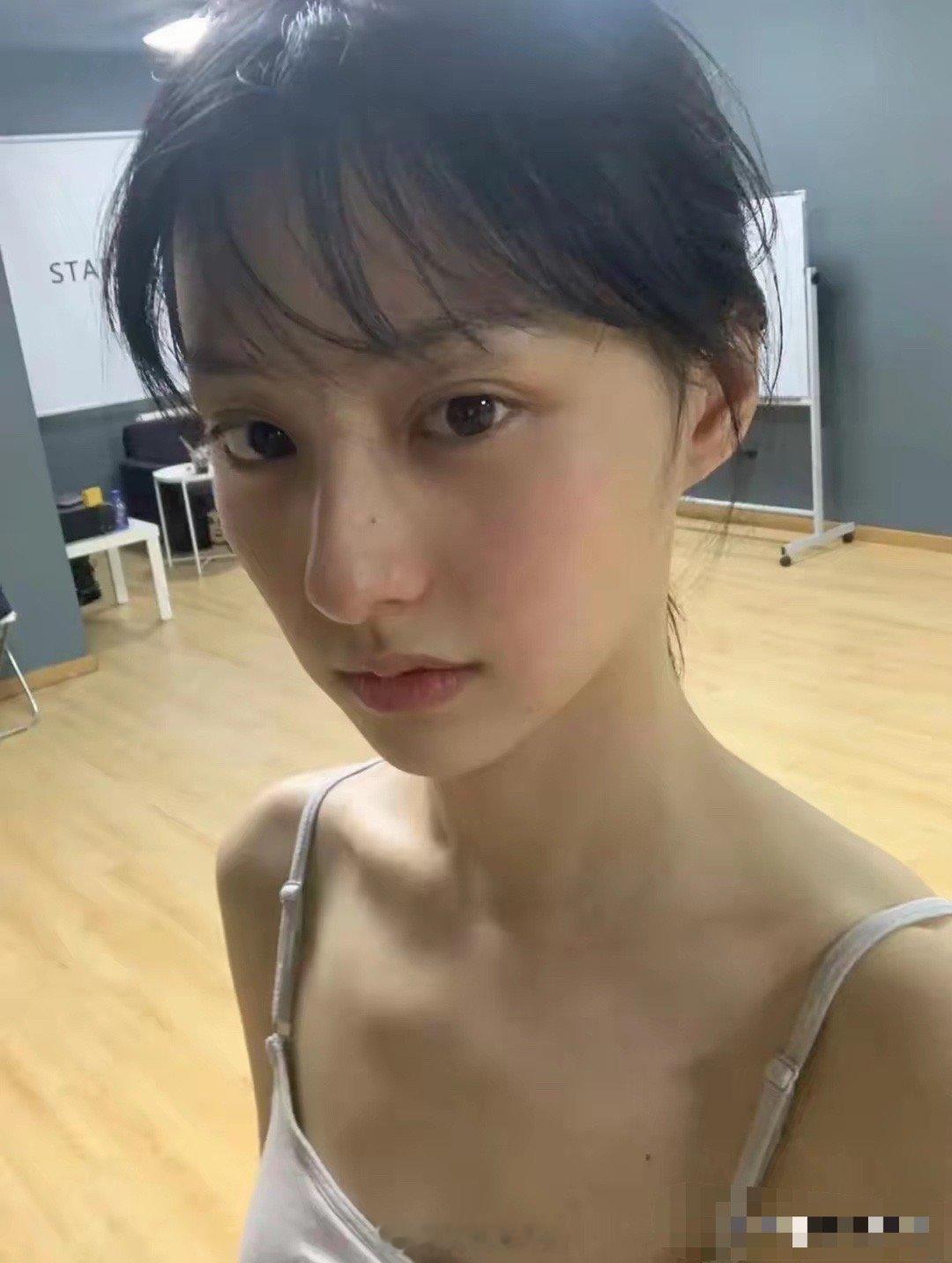 胡连馨:难怪高中是人尽皆知的校花，长得也太清纯了吧！ ​​​