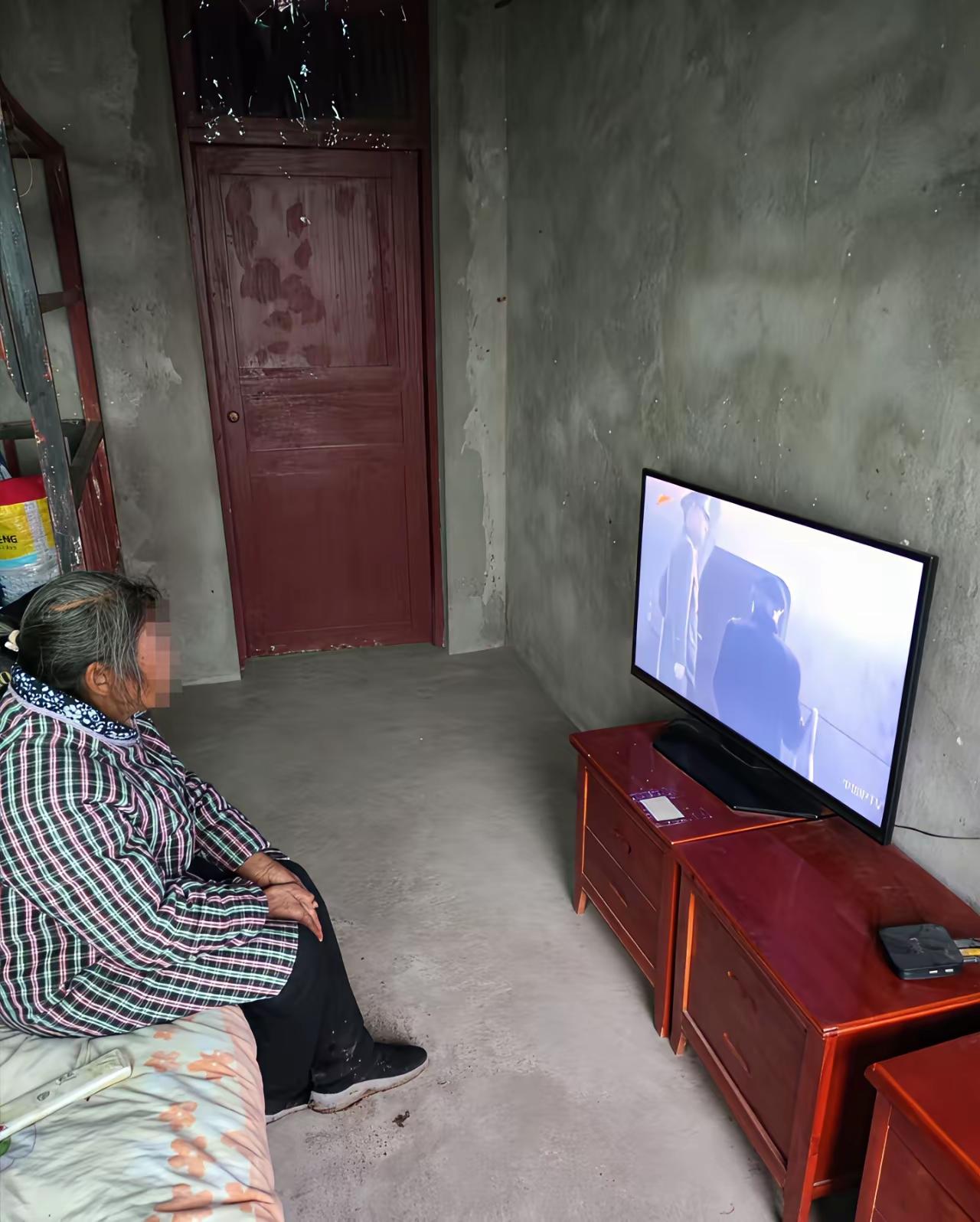 奶奶看电视遥控总是乱按，这下终于解决了这个问题了