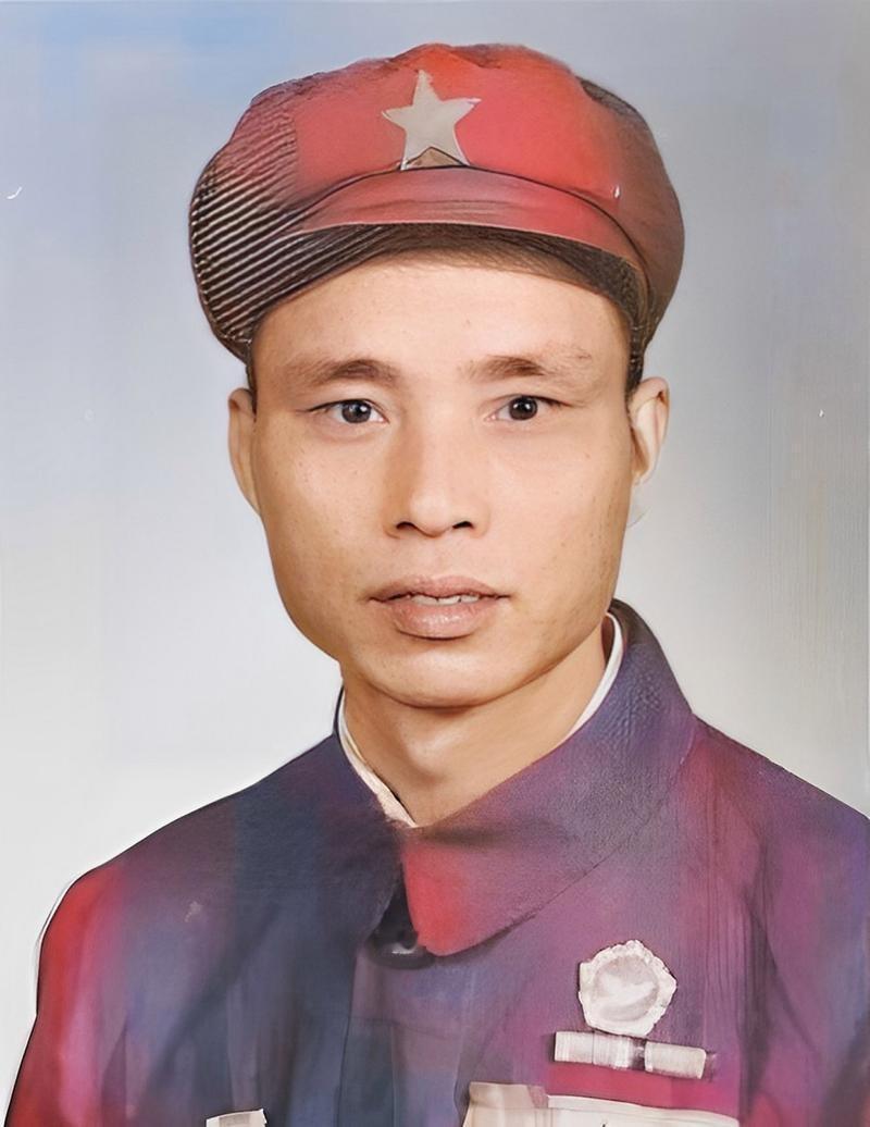 1951年，一志愿军战士拿着刚缴获的美式重机枪，向敌人射击却发现怎么都打不中，危