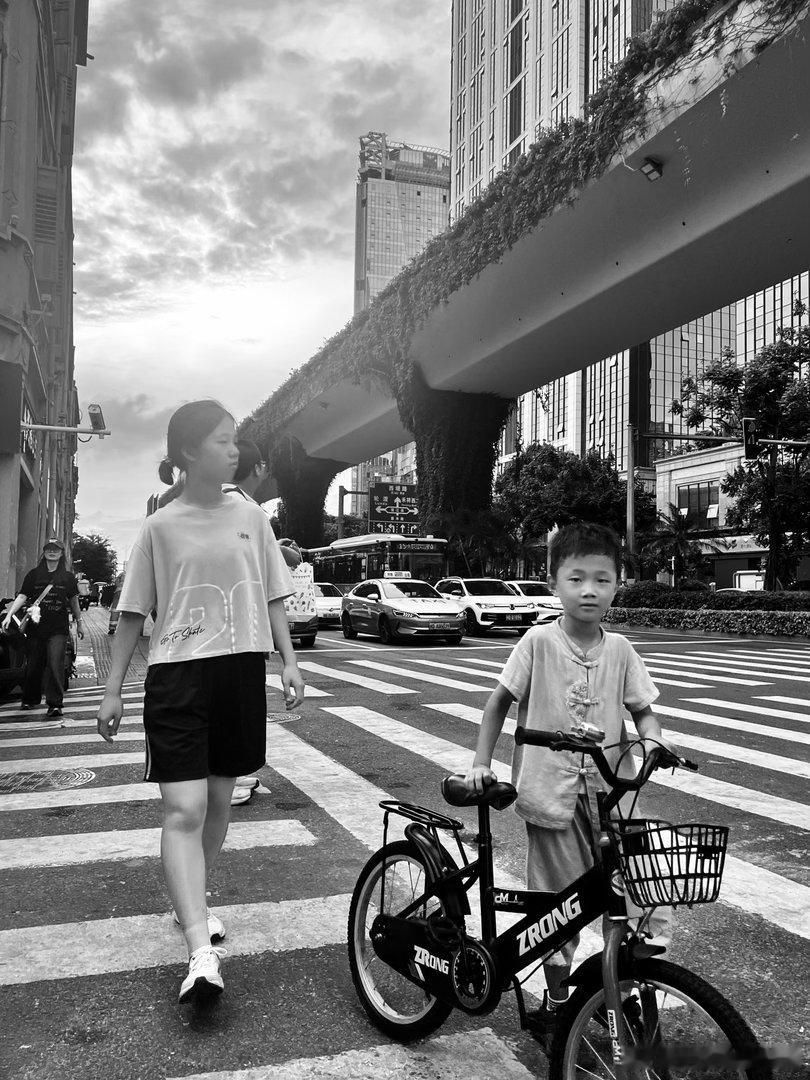 摄影人  街拍厦门：王鹭佳2026在路上？摄影人选择了人文纪实摄影，也就记录了生