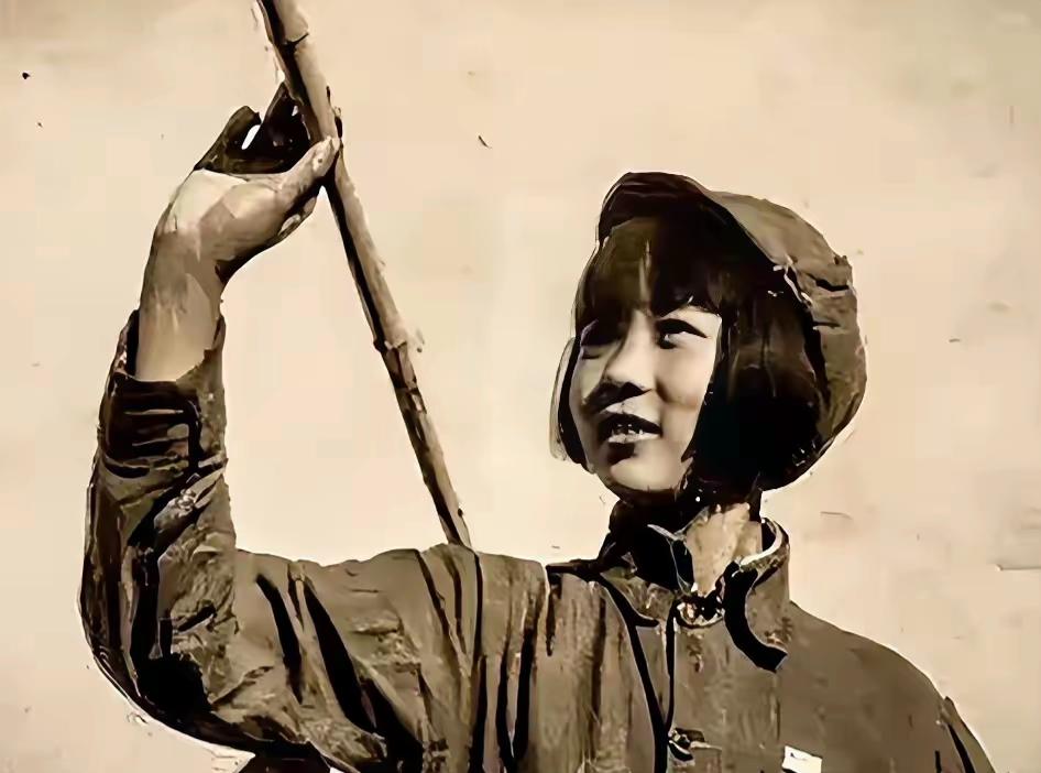 1939年，船上执勤的鬼子突然看见一个姑娘在水中挣扎，呼喊救命。不禁心中窃喜，急