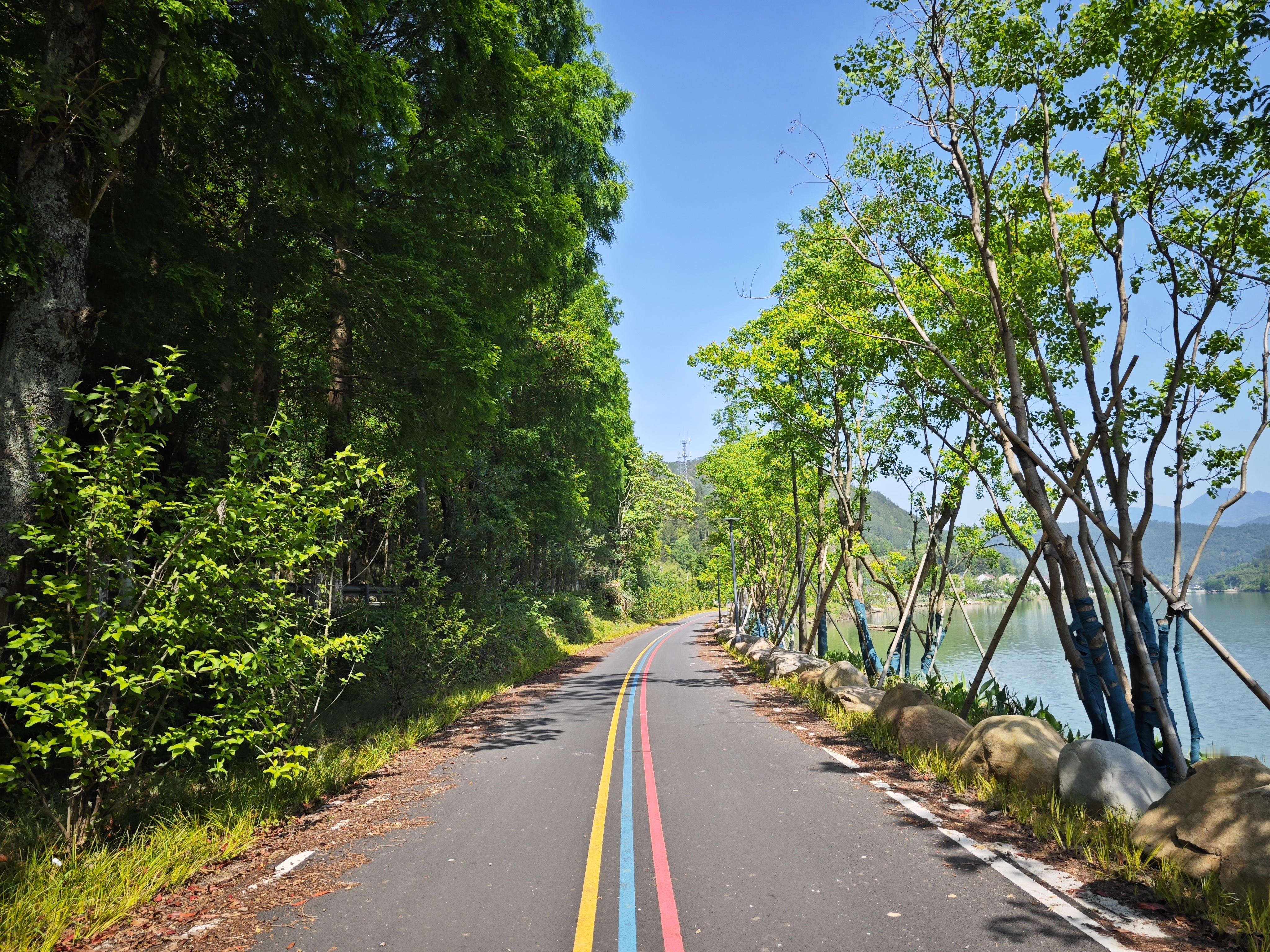 骑行转了一下局龙线下面的沿河绿道，有种恍惚骑行在千岛湖的感觉，沿线没有奇特的风景
