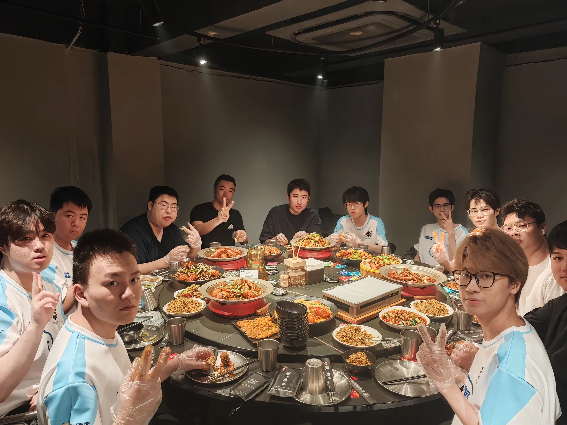 玄铠教练分享关于小胖训练赛和赛场上的故事训练赛打一半，胖皇说暂停下，大家面面相觑