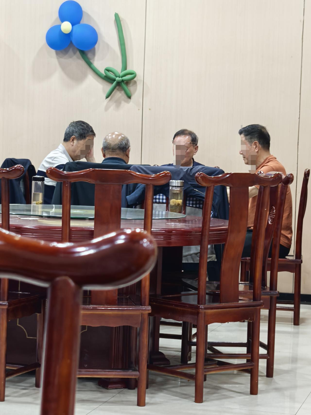 在襄阳宜城吃饭，遇到饭店里有一桌麻将局。玩法很新奇。开局四人都在座，但是很快一个