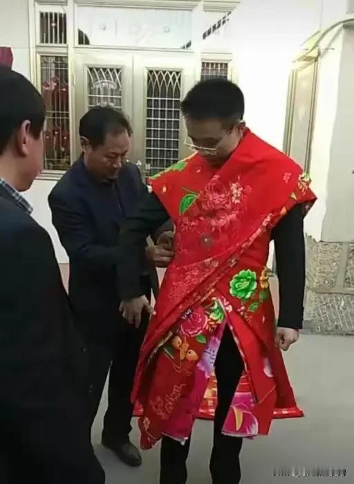 披红歌
新郎新娘心欢畅
两条彩红绣龙凤
龙凤喜庆吐吉祥
舅家披红情意长