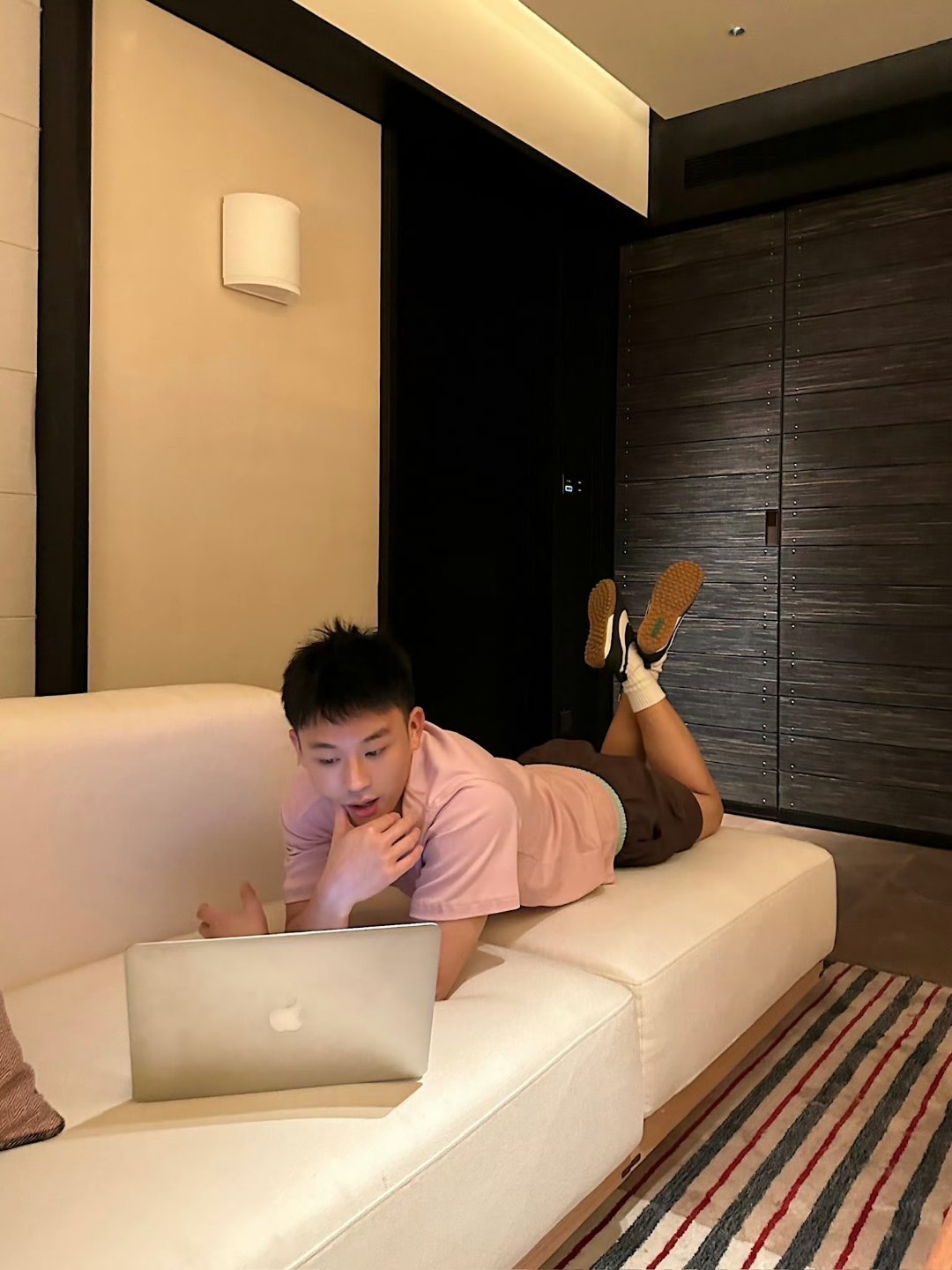 思慕社字母  成年人最擅长的事，就是在深夜里把心碎拼好，天亮后若无其事地继续生活